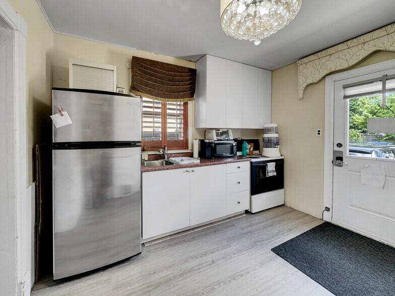 273-275 Brant Av, Brantford, ON for sale - Interior Photo - Image 3 of 12