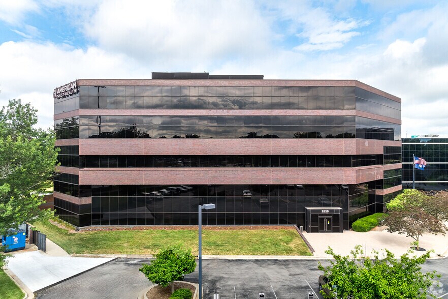 2525 Harrodsburg Rd, Lexington, KY à louer - Photo du bâtiment - Image 2 de 17