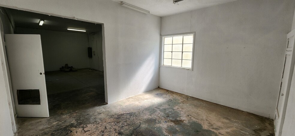 45044 Yucca Ave, Lancaster, CA for lease - Interior Photo - Image 3 of 11