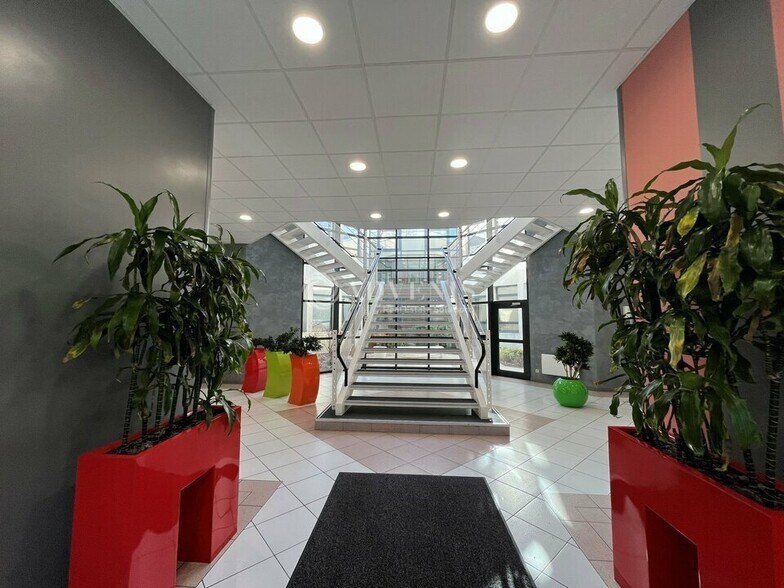 Office in Guyancourt for lease - Interior Photo - Image 2 of 3