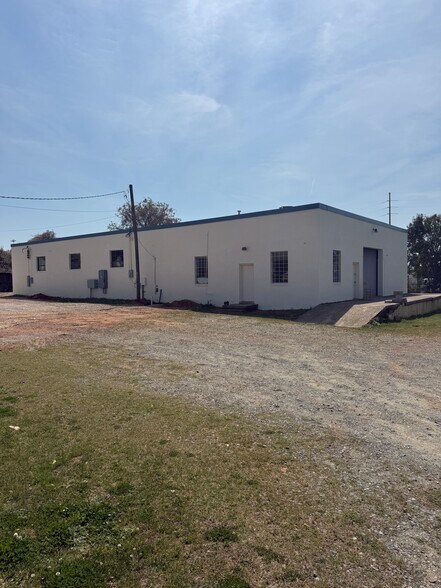 4903 Rozzelles Ferry Rd, Charlotte, NC à louer - Photo du bâtiment - Image 3 de 6