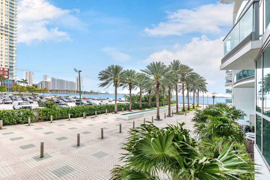 1331 Brickell Bay Dr, Miami, FL à vendre - Photo du bâtiment - Image 3 de 24