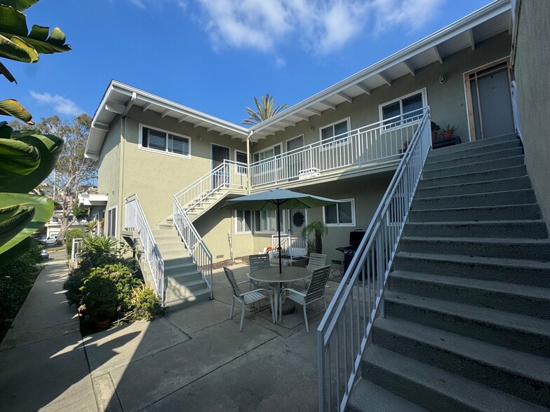 8324 W Manchester Ave, Playa del Rey, CA à vendre - Photo du bâtiment - Image 3 de 6