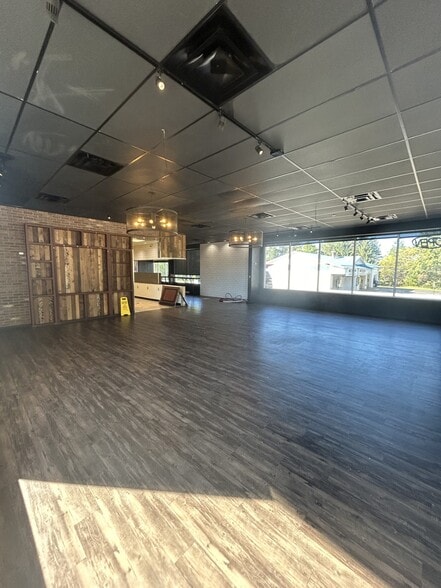 380 E Division St NE, Rockford, MI for sale - Building Photo - Image 3 of 6