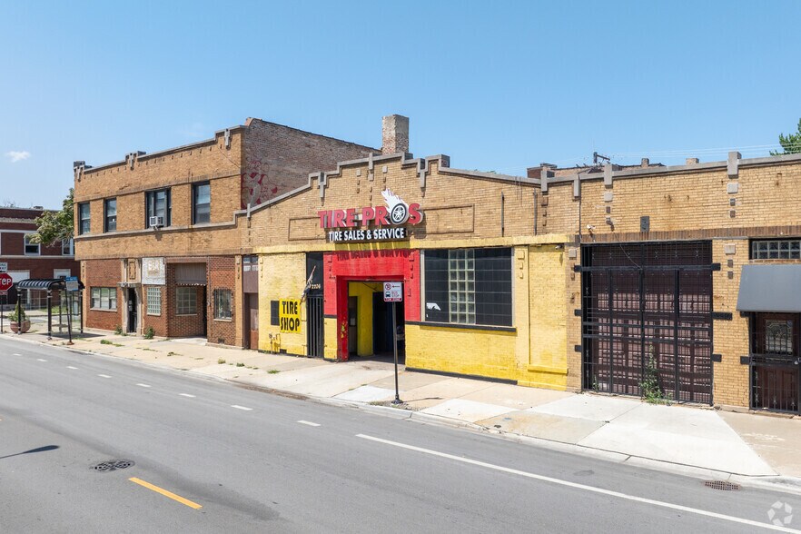 2206 E 75th St, Chicago, IL à louer - Photo du bâtiment - Image 3 de 16