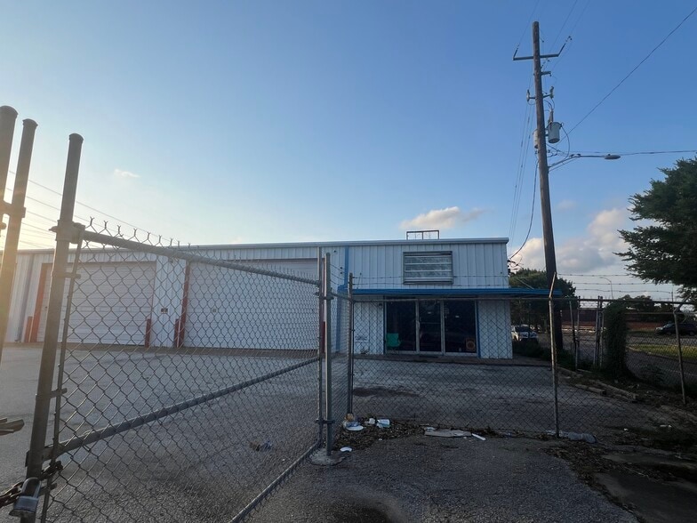6730 Wilcrest Dr, Houston, TX for lease - Building Photo - Image 3 of 12