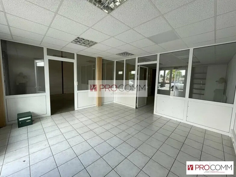 Flex in Chartres for lease - Interior Photo - Image 2 of 14