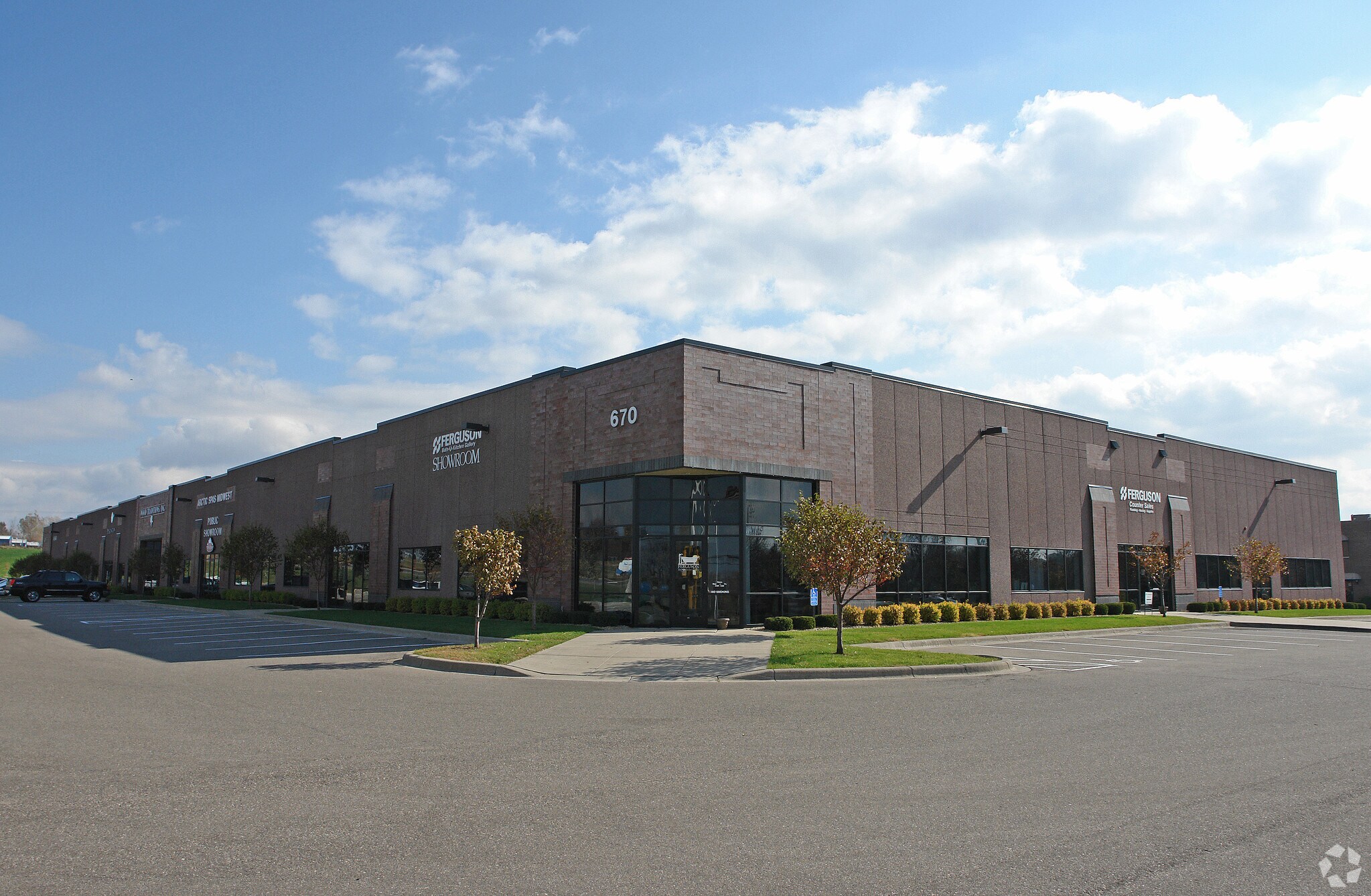 670 E Travelers Trl E, Burnsville, MN à louer Photo principale- Image 1 de 5