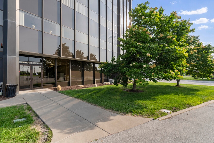 Bank Towers Portfolio portfolio of 2 properties for sale on LoopNet.ca - Building Photo - Image 1 of 19