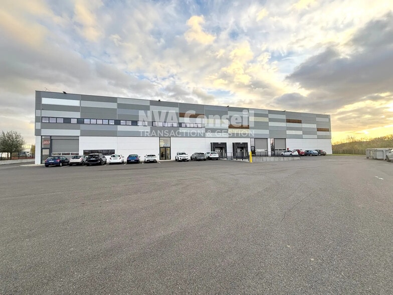 Flex in Neuville-sur-Oise for lease - Building Photo - Image 1 of 4