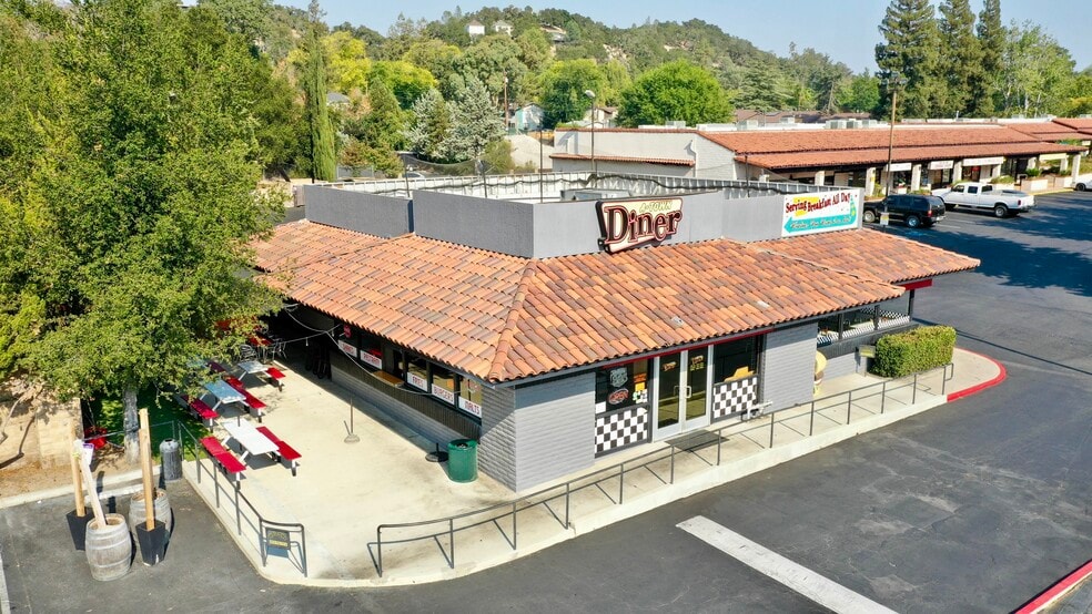 Adobe Plaza portfolio of 3 properties for sale on LoopNet.ca - Building Photo - Image 3 of 11