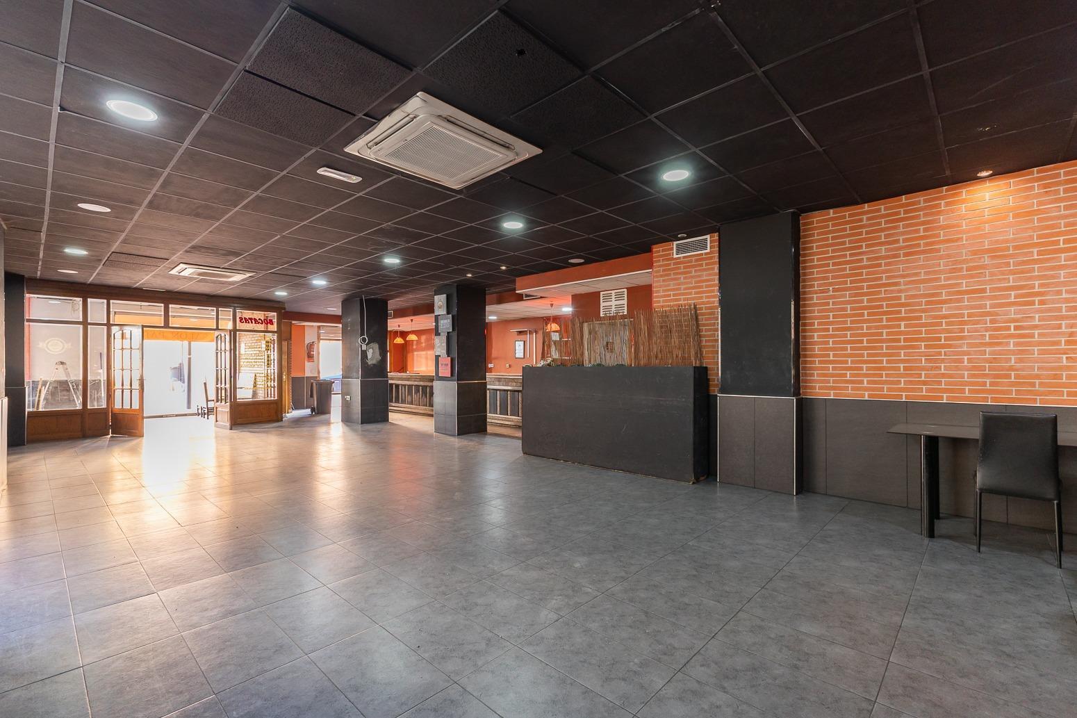Retail in Paterna for sale Building Photo- Image 1 of 40