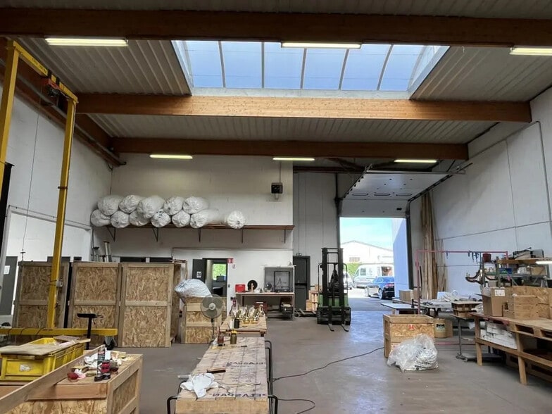 Flex in Décines-Charpieu for lease - Interior Photo - Image 3 of 7