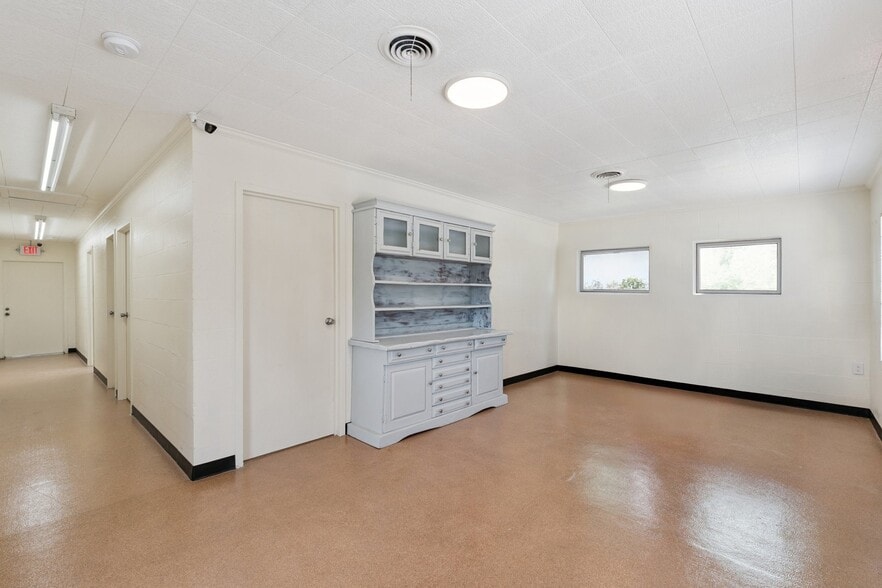 560 Saint John St, Bay Saint Louis, MS for sale - Interior Photo - Image 3 of 9