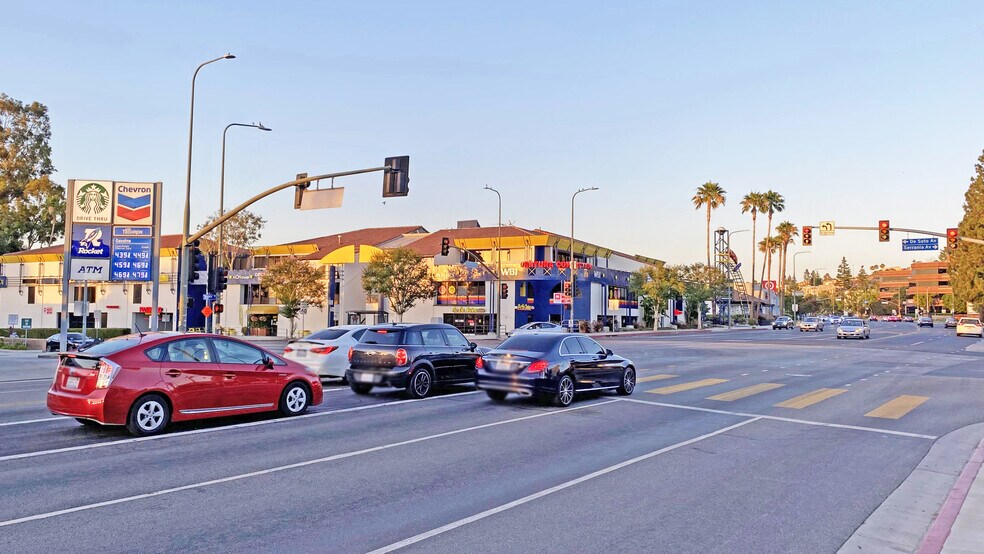 20833-20861 Ventura Blvd, Woodland Hills, CA à louer - Photo du bâtiment - Image 3 de 4