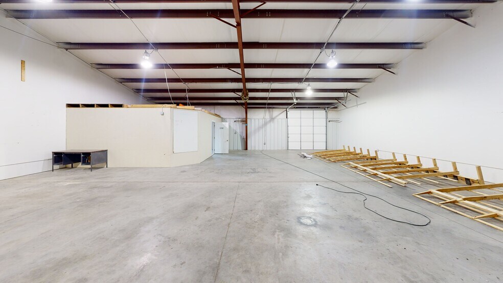 2334 Worth Ln, Springdale, AR for sale - Interior Photo - Image 2 of 2