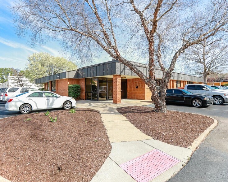 11835 Canon Blvd, Newport News, VA à louer - Photo du bâtiment - Image 3 de 31