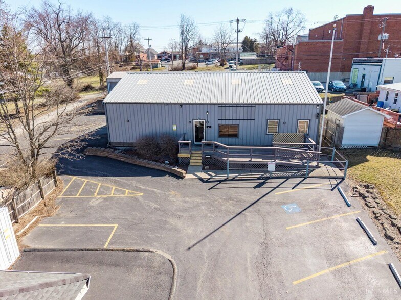 210 N West St, Hillsboro, OH à vendre - Photo du bâtiment - Image 1 de 36