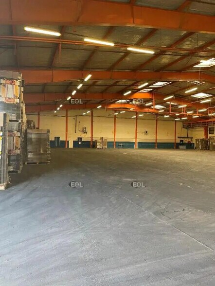 Industrial in Tarascon for lease - Building Photo - Image 1 of 1