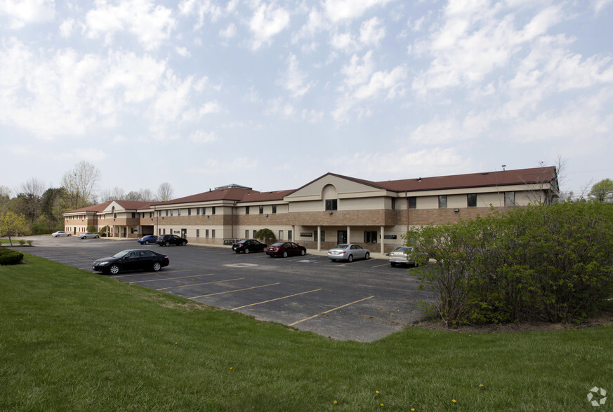 1000 S Cleveland-Massillon Rd, Akron, OH for lease - Building Photo - Image 1 of 1