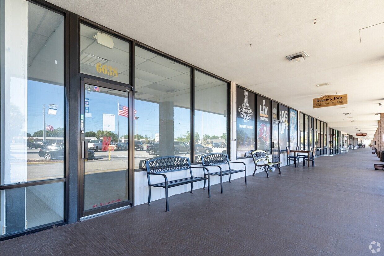 6658 Ridge Rd, Port Richey, FL à louer Photo intérieure- Image 1 de 4