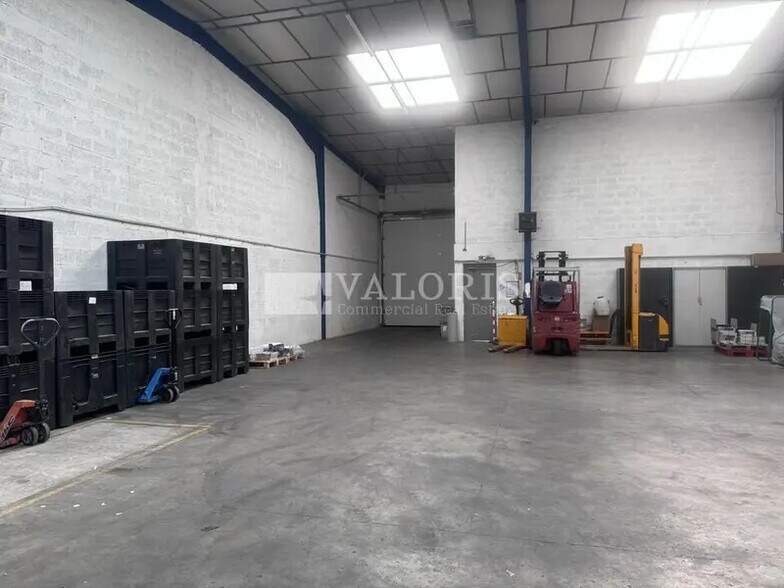 Flex in Champagne-au-Mont-d'Or for lease - Interior Photo - Image 2 of 4