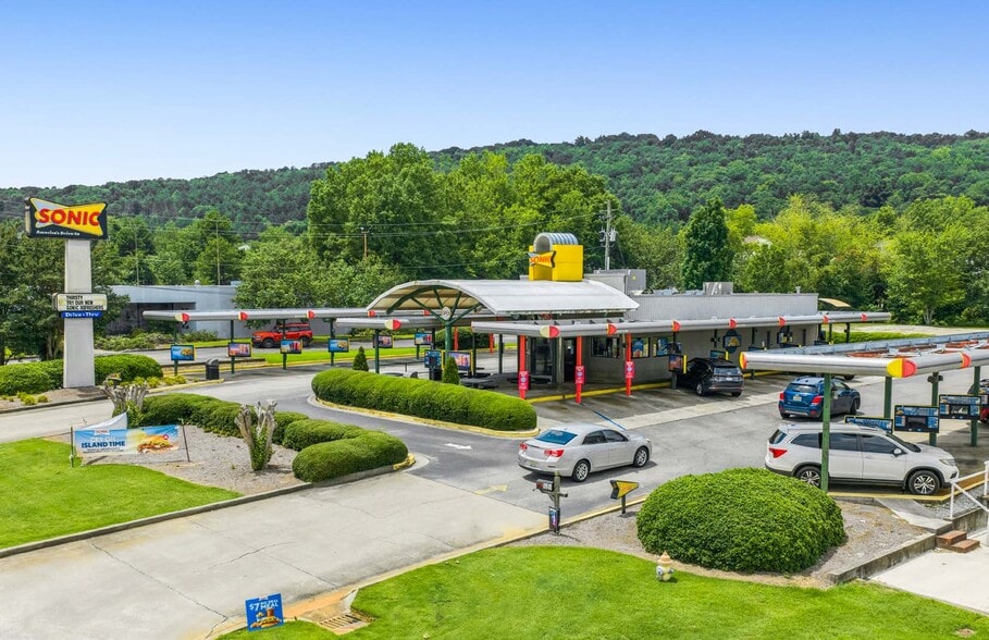 1529 Greenbrier Dear Rd, Anniston, AL for sale - Building Photo - Image 1 of 3
