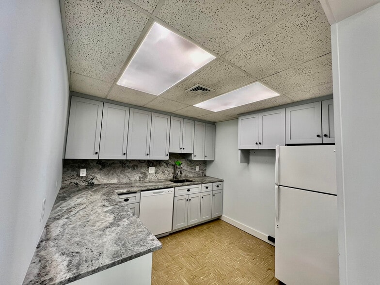 2 Center St, Tariffville, CT for sale - Interior Photo - Image 3 of 41