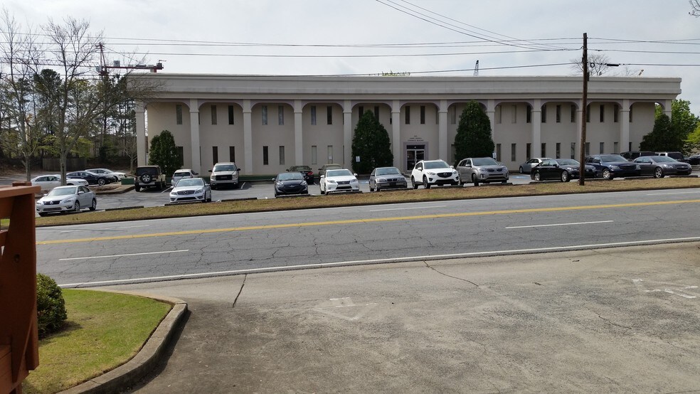 333 Sandy Springs Cir NE, Sandy Springs, GA à louer - Photo du bâtiment - Image 1 de 2