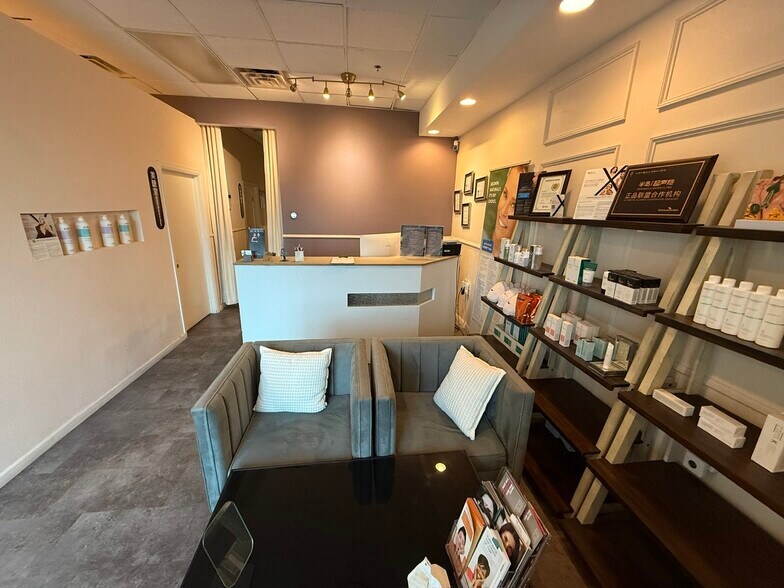 4355 Spring Mountain Rd, Las Vegas, NV à louer - Photo du bâtiment - Image 2 de 11