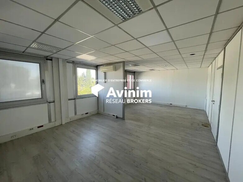 Flex in Aix-en-Provence for lease - Interior Photo - Image 3 of 7