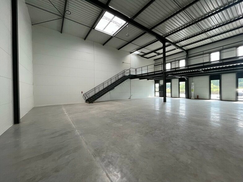 Flex in Villefontaine for lease - Interior Photo - Image 2 of 13
