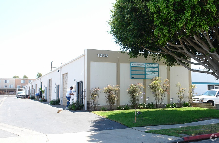 1253 Logan Ave, Costa Mesa, CA for lease - Building Photo - Image 2 of 4