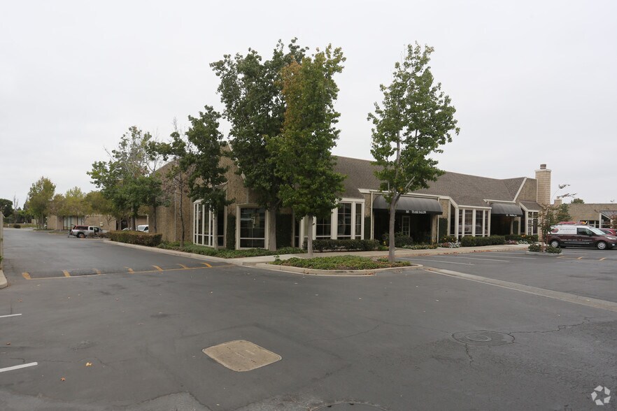 151 Kalmus Dr, Costa Mesa, CA à vendre - Photo du bâtiment - Image 2 de 7