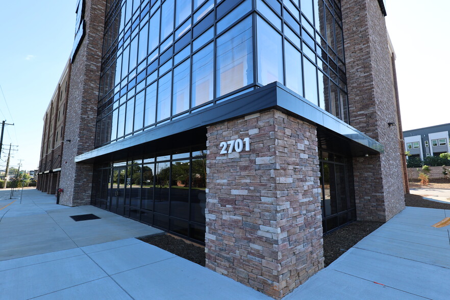 2705 S Tryon St, Charlotte, NC for lease - Building Photo - Image 2 of 2