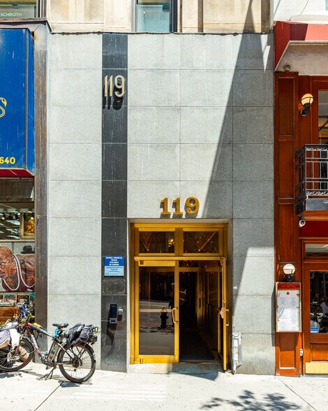 119-121 W 57th St, New York, NY à louer - Photo du bâtiment - Image 3 de 11