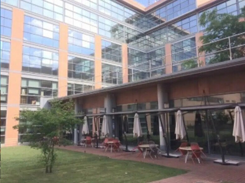 Bureau dans Ivry-sur-Seine à louer - Photo du bâtiment - Image 2 de 5