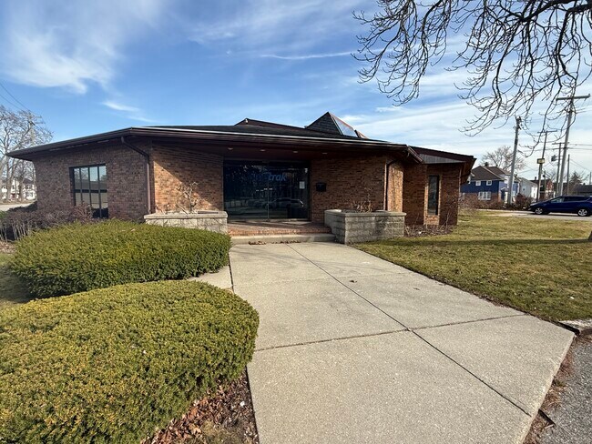 Plus de détails pour 933 Pine Grove Ave, Port Huron, MI - Bureau à vendre