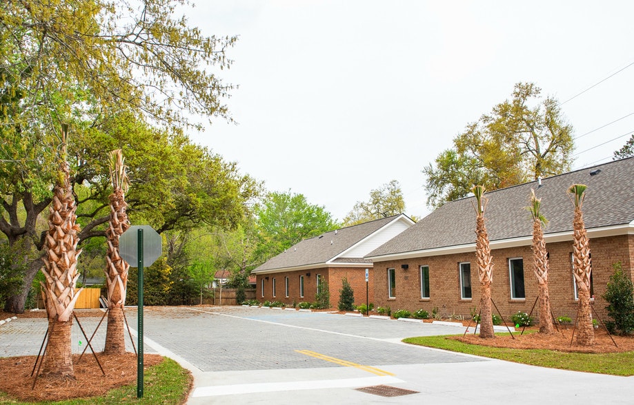 525 Folly Rd, Charleston, SC for lease - Building Photo - Image 3 of 6