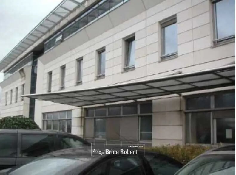 Office in Bron for lease - Building Photo - Image 3 of 6