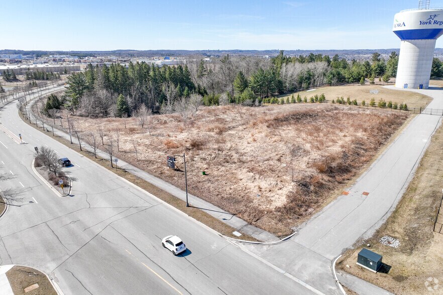 350 First Commerce Dr, Aurora, ON à vendre - Photo du bâtiment - Image 2 de 2