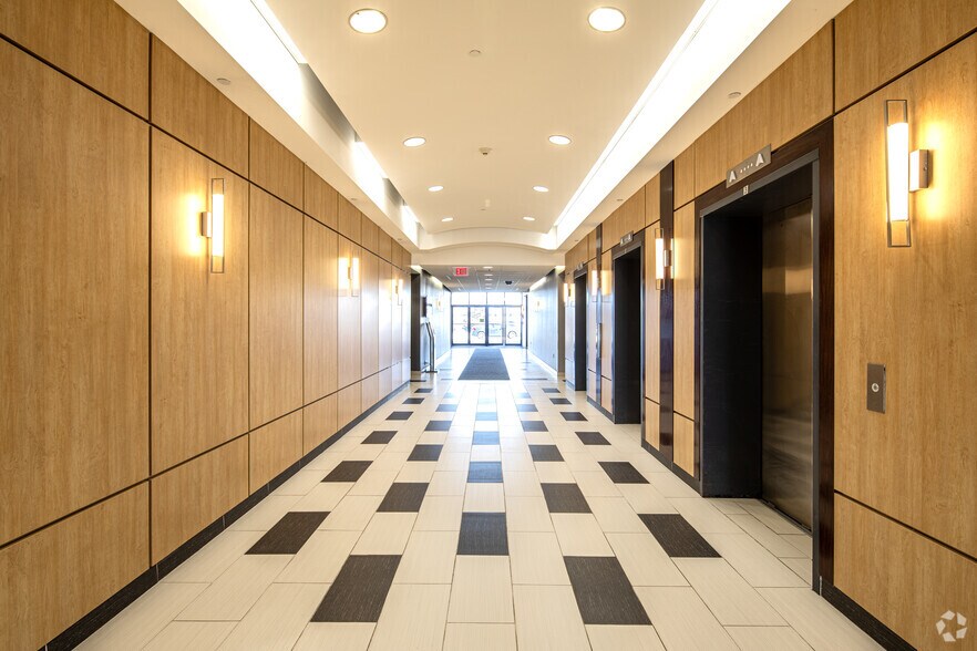 5 Becker Farm Rd, Roseland, NJ à louer - Hall d’entrée - Image 3 de 16