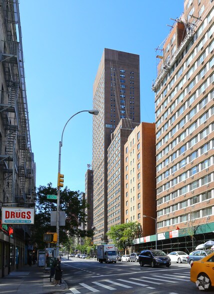 1161 First Ave, New York, NY à louer - Photo du bâtiment - Image 1 de 2