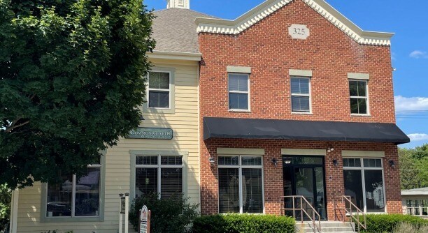 325 Oakton Ave, Pewaukee, WI for sale Primary Photo- Image 1 of 1