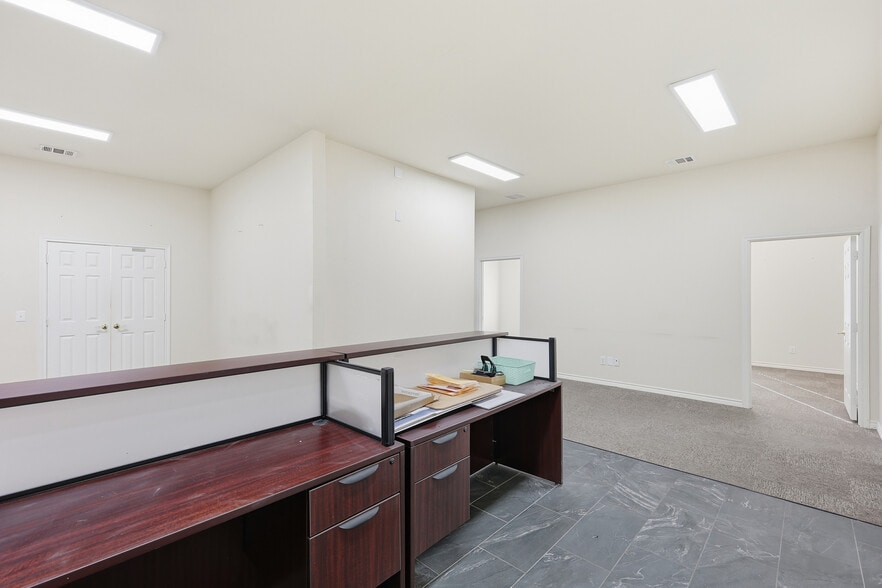 105 Kathryn Dr, Lewisville, TX for lease - Building Photo - Image 3 of 4