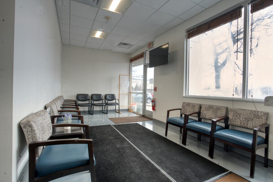 22285 N Pepper Rd, Lake Barrington, IL à louer - Photo intérieure - Image 2 de 11