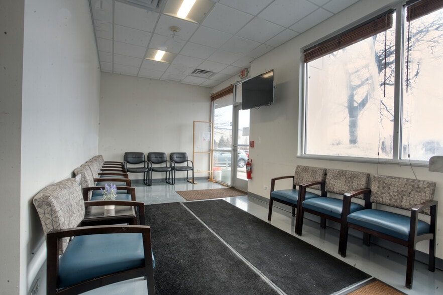 N Pepper Rd, Barrington, IL for lease - Interior Photo - Image 2 of 11
