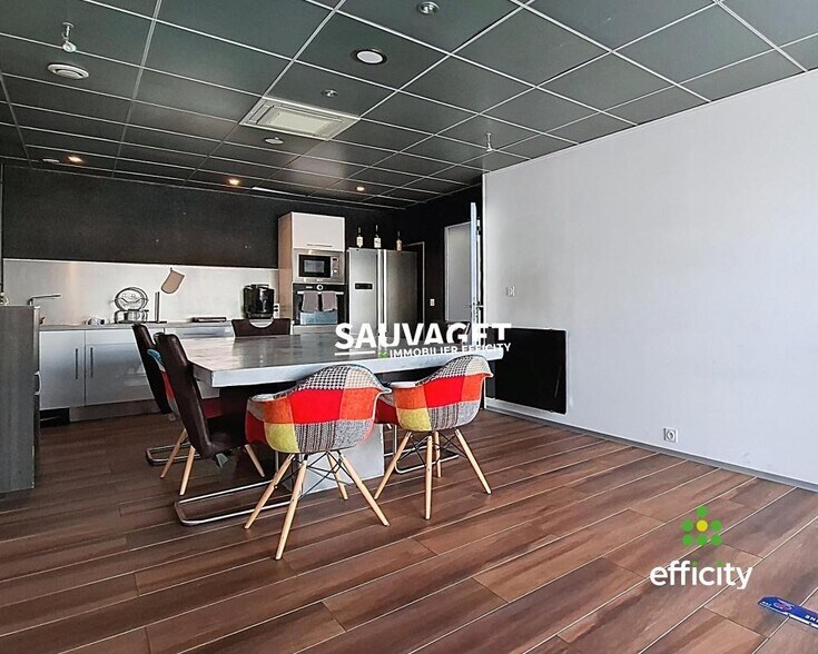 Office in La Roche-sur-Foron for lease - Building Photo - Image 2 of 11