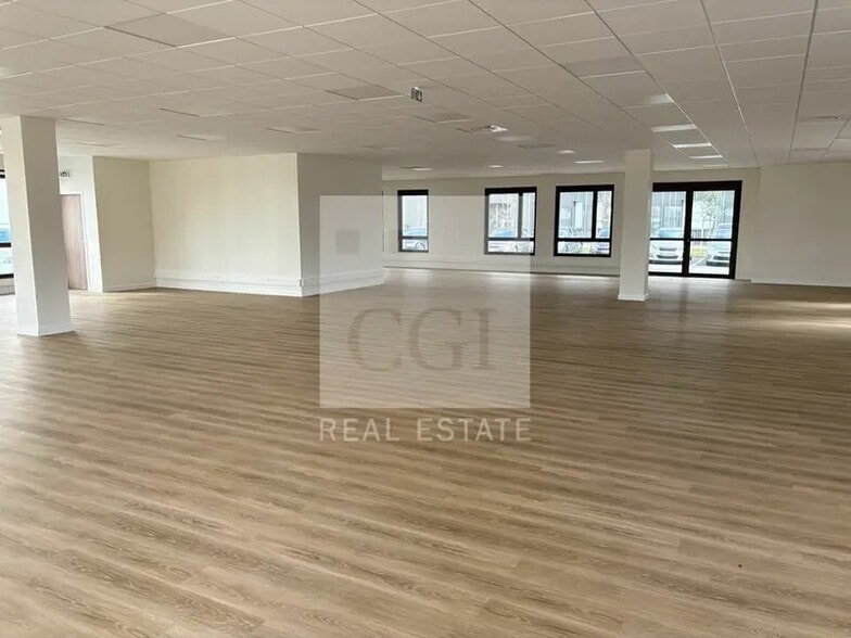 Office in Genas for lease - Building Photo - Image 2 of 12