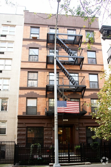319 W 47th St, New York, NY for lease - Building Photo - Image 1 of 16